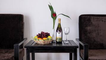 Deluxe-Doppel- oder -Zweibettzimmer, Balkon, Stadtblick | Wohnbereich