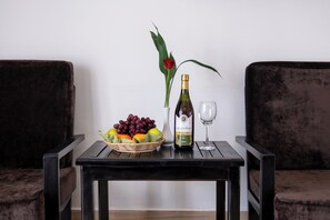 Deluxe-Doppel- oder -Zweibettzimmer, Balkon, Stadtblick | Wohnbereich