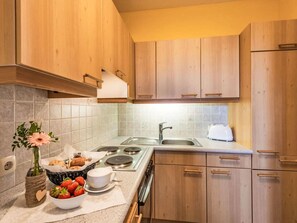 ثلاجة، فرن، مستلزمات طهي/أطباق/أوعية