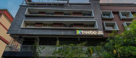 Um edifício de vários andares com uma placa indicando 'treebo Mercado'.