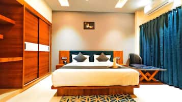 Deluxe Room | Desk, free WiFi