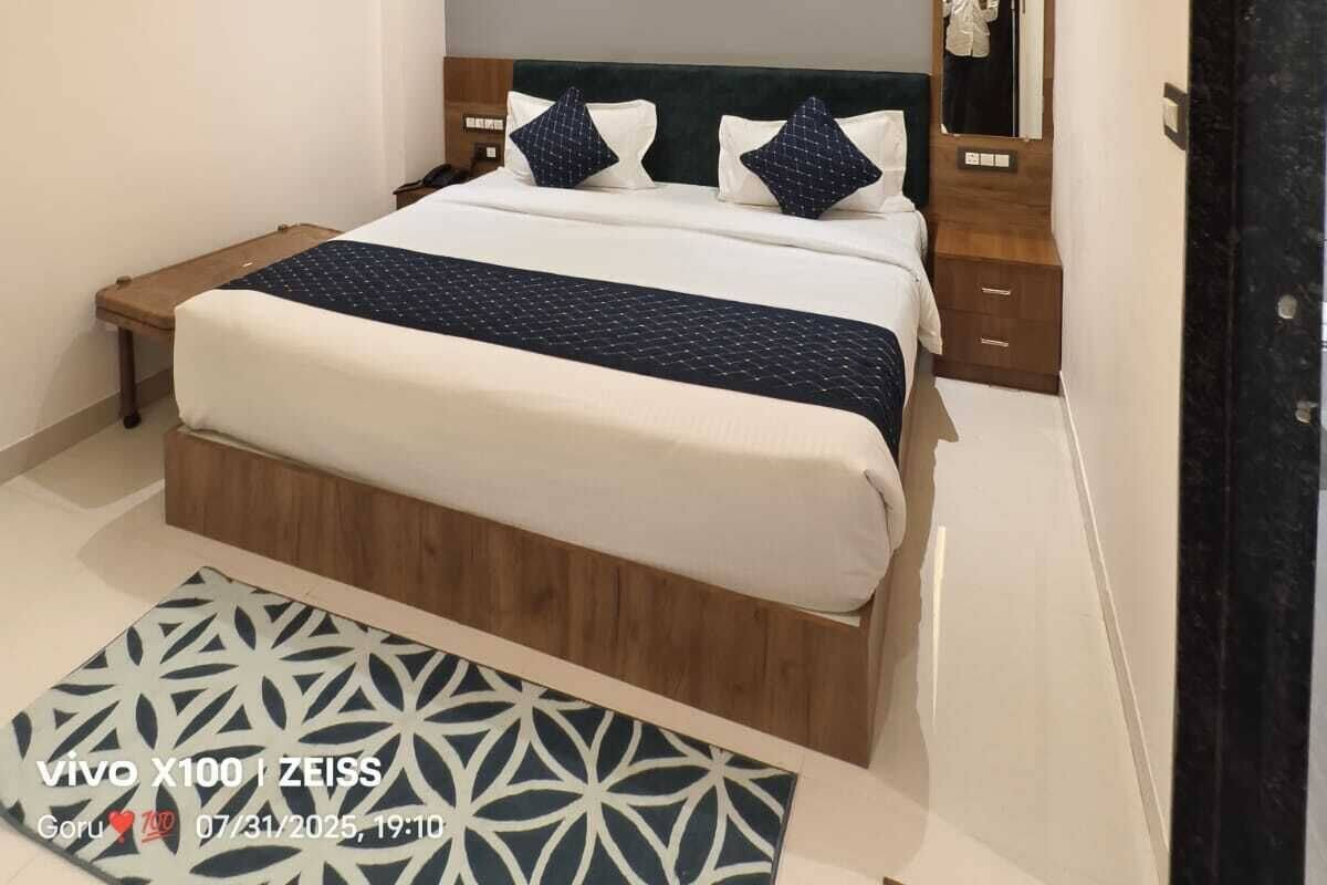 Deluxe Studio, Pool View | Desk, WiFi (free)
