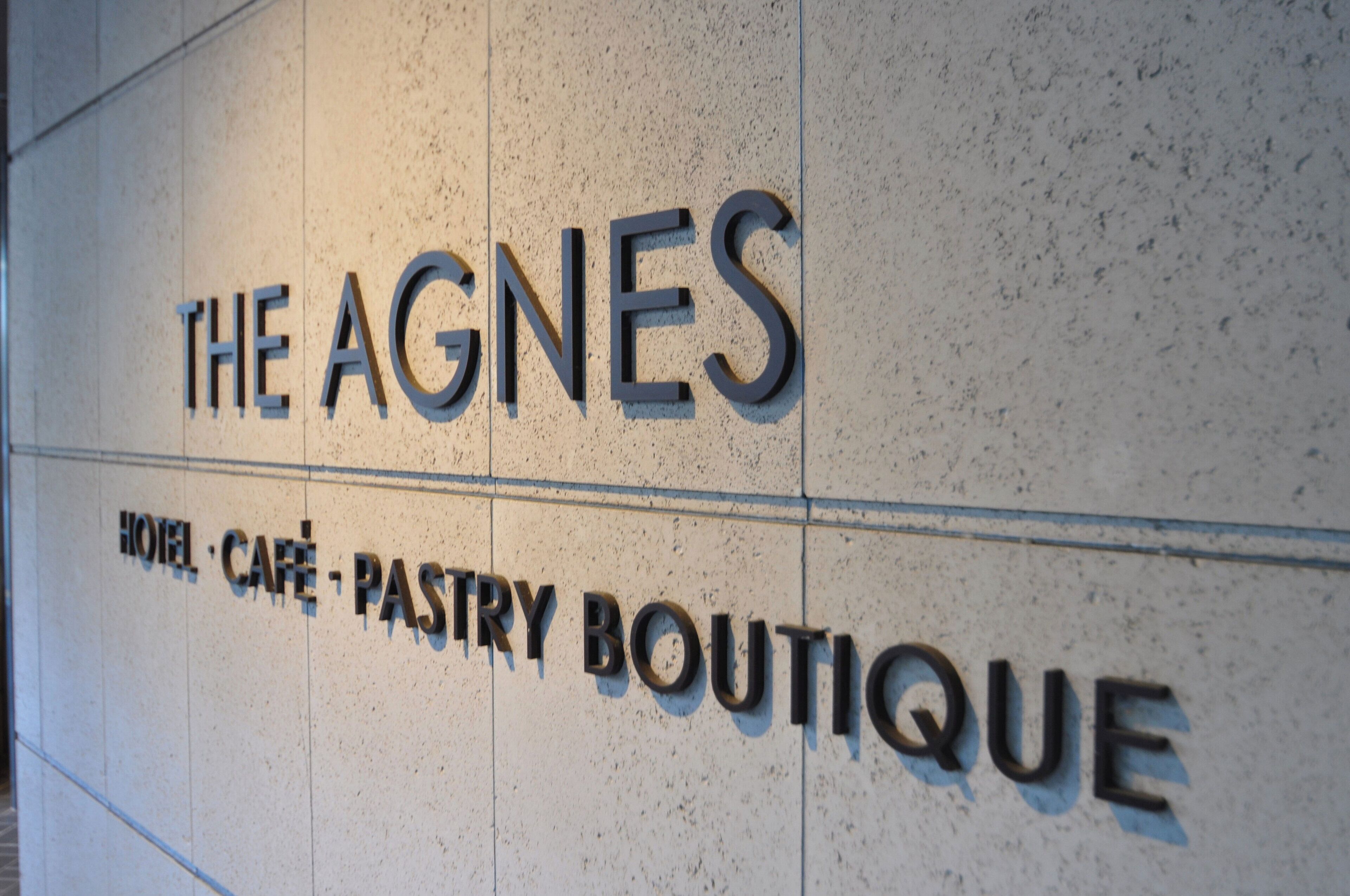 Señalización para "The Agnes Hotel, Café, Pastelería Boutique" con un diseño moderno.