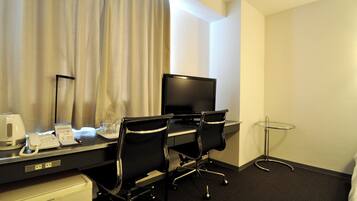 Twin Room, Non Smoking, Private Bathroom | Desk, iron/ironing board, free WiFi