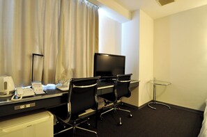 Tvåbäddsrum - icke-rökare - privat badrum | Skrivbord, strykjärn/strykbräda och gratis wi-fi