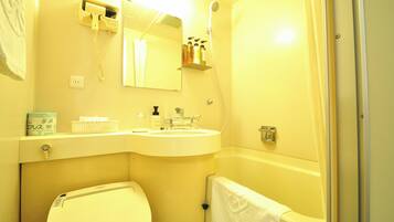Een badkamer met toilet, wastafel en douche.