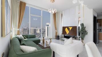 Apartamento de lujo, balcón, vistas a la piscina | Zona de estar