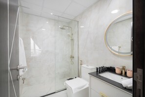 Apartament de luxe, balcó, vistes a la piscina | Bany | Articles de tocador gratuïts, assecador de cabells i sabatilles 