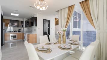Apartemen Mewah, balkon, pemandangan kota | Makan di kamar