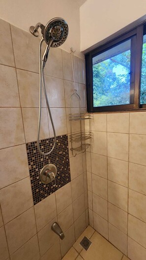 Douche, serviettes fournies