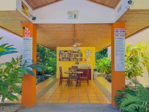 Outdoor dining - Charming Apartment in Playas del Coco| Steps From the Beach| Sleep 4  (Coco)