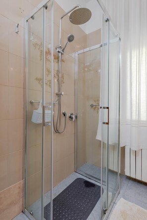 Dusche, Haartrockner, Bidet, Seife