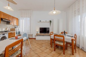 Dining - Marco Polo Airport Gate 3-Confy 3BR House with Private Parking and Venice Access (Venezia)