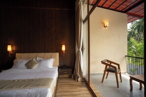 Phòng Deluxe | Bàn, khu vực làm việc phù hợp cho laptop