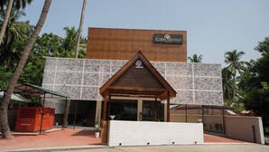 Un hotel con fachada de madera y un letrero que dice 'Coral Bentley Hotel'.
