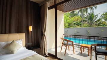 Desk, laptop workspace, free WiFi