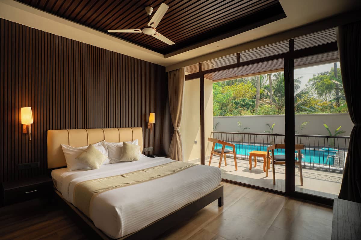 Phòng Deluxe | Bàn, khu vực làm việc phù hợp cho laptop