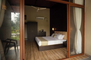 Escritorio, espacio para trabajar con laptop y wifi gratis 