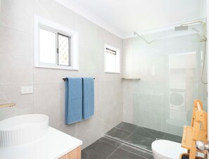 Serviettes fournies, savon, shampoing