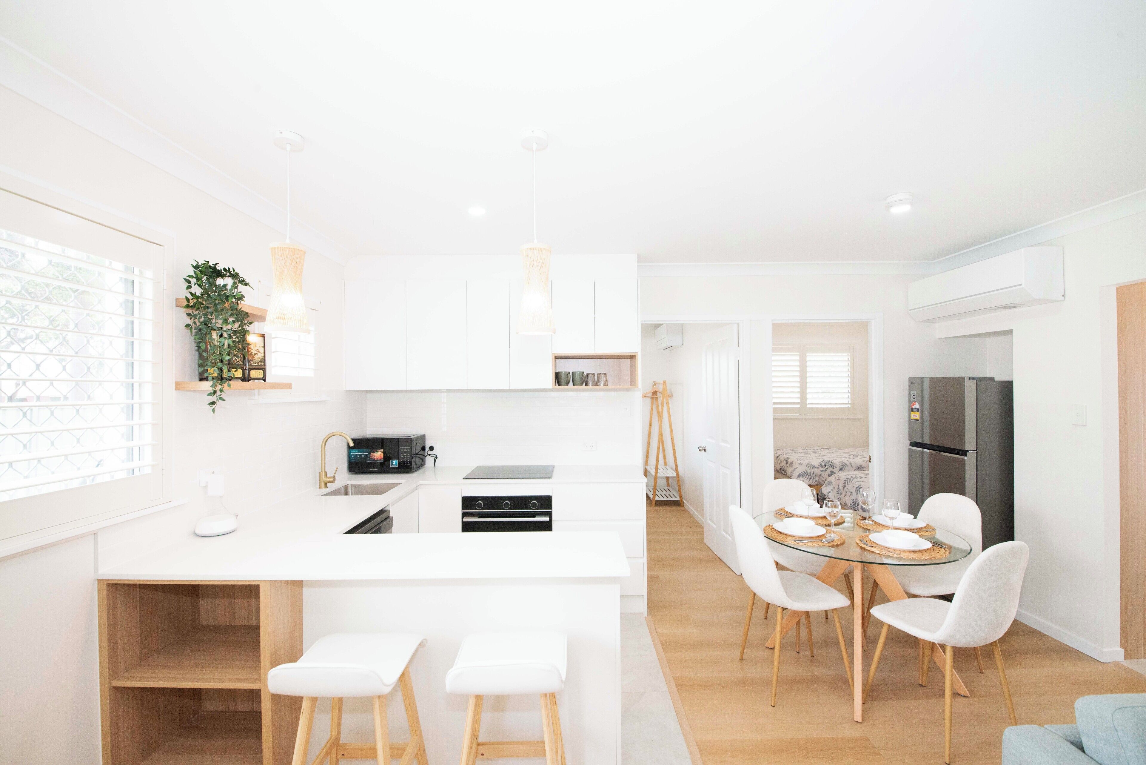 Refrigerador, microondas, lavavajillas y cafetera y tetera 