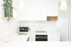 Frigorifero, microonde, lavastoviglie, macchina per tè/caffè