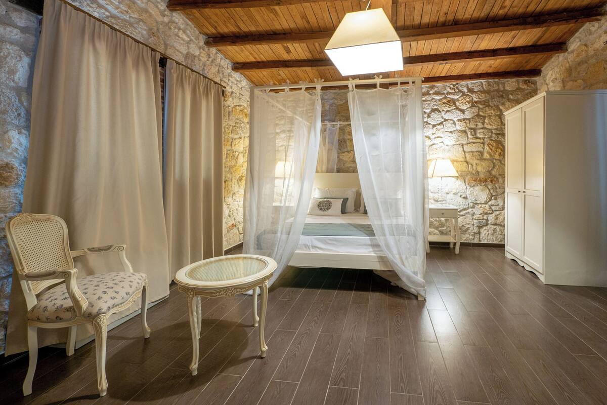 Junior Suite | In-room safe, free cribs/infant beds, free WiFi, bed sheets