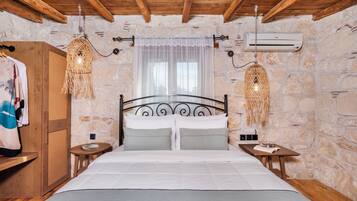 Cofres nos quartos, berços grátis, Wi-Fi de cortesia, roupa de cama