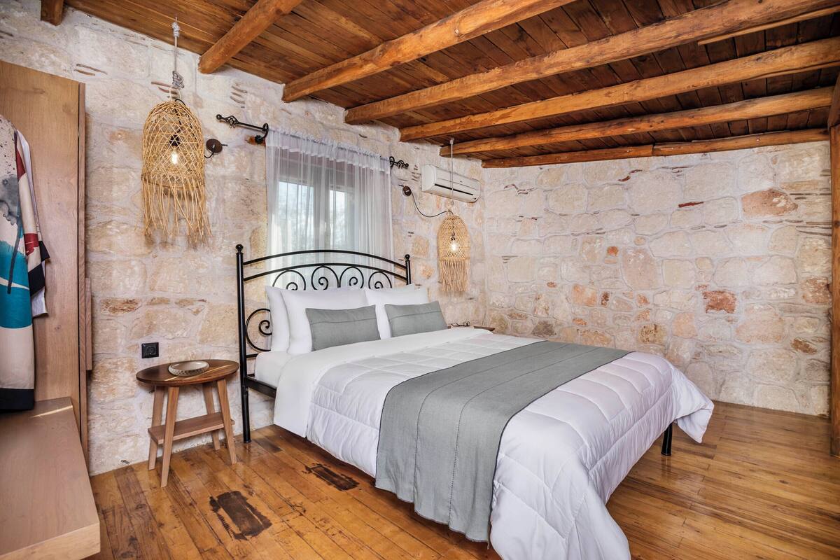 Superior Duplex | In-room safe, cribs (free), WiFi (free), bed sheets