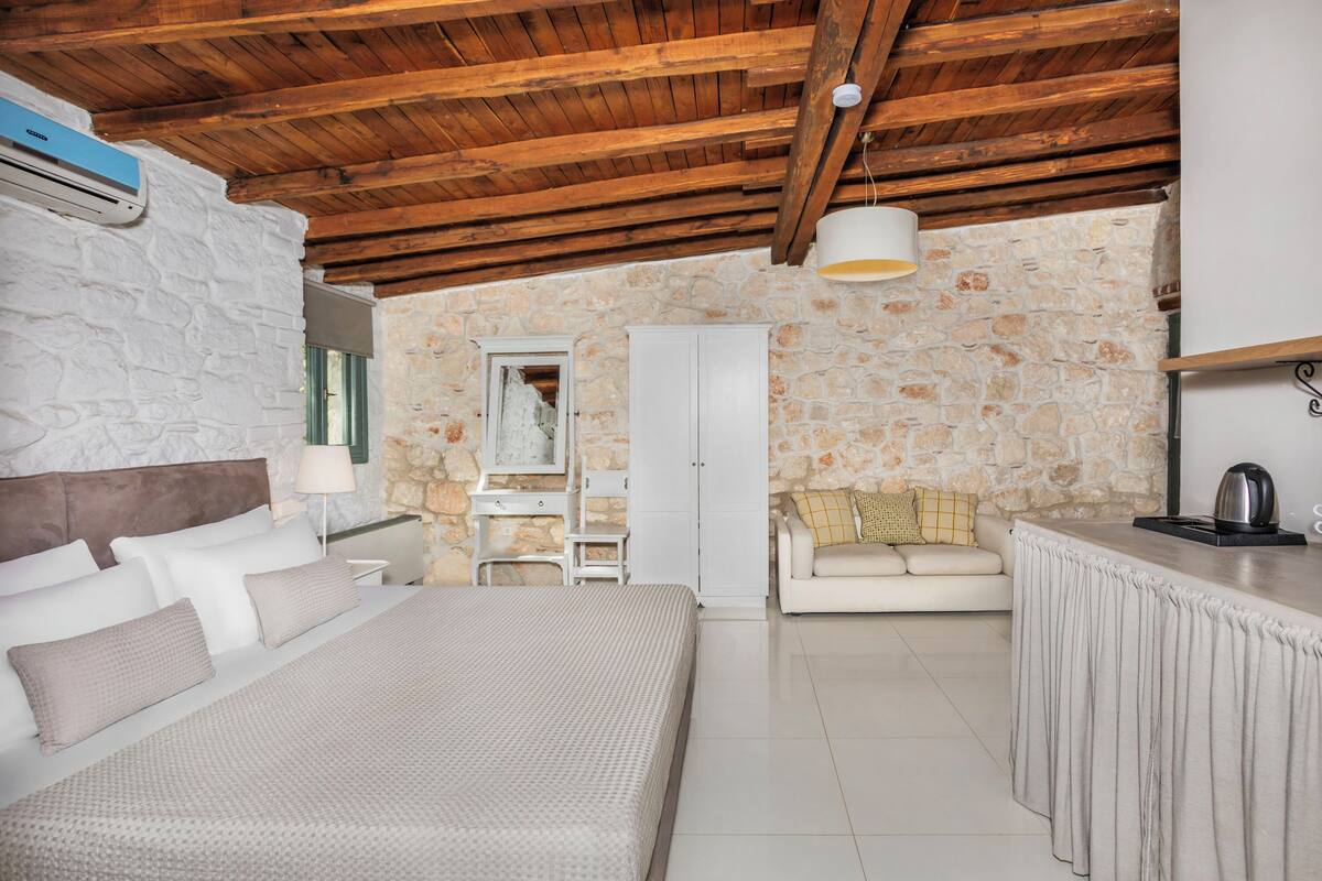 Family Room | In-room safe, cribs (free), WiFi (free), bed sheets