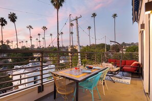 Outdoor dining - Silverlake Sunset Treehouse • Art-Filled Escape w/ Jacuzzi + Sauna | AvantStay (Los Angeles)