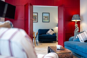 TV - Stunning High Street Hideaway in Cheltenham (Cheltenham)