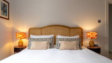 2 bedrooms, desk, iron/ironing board, WiFi