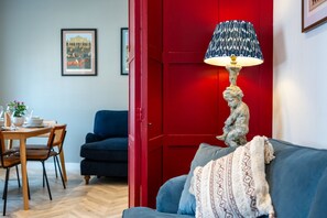 TV - Stunning High Street Hideaway in Cheltenham (Cheltenham)