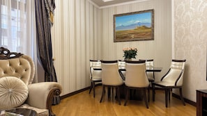 Apartamento de lujo, balcón, vistas a la ciudad | Zona de estar | Smart TV de 80 pulgadas con canales por cable