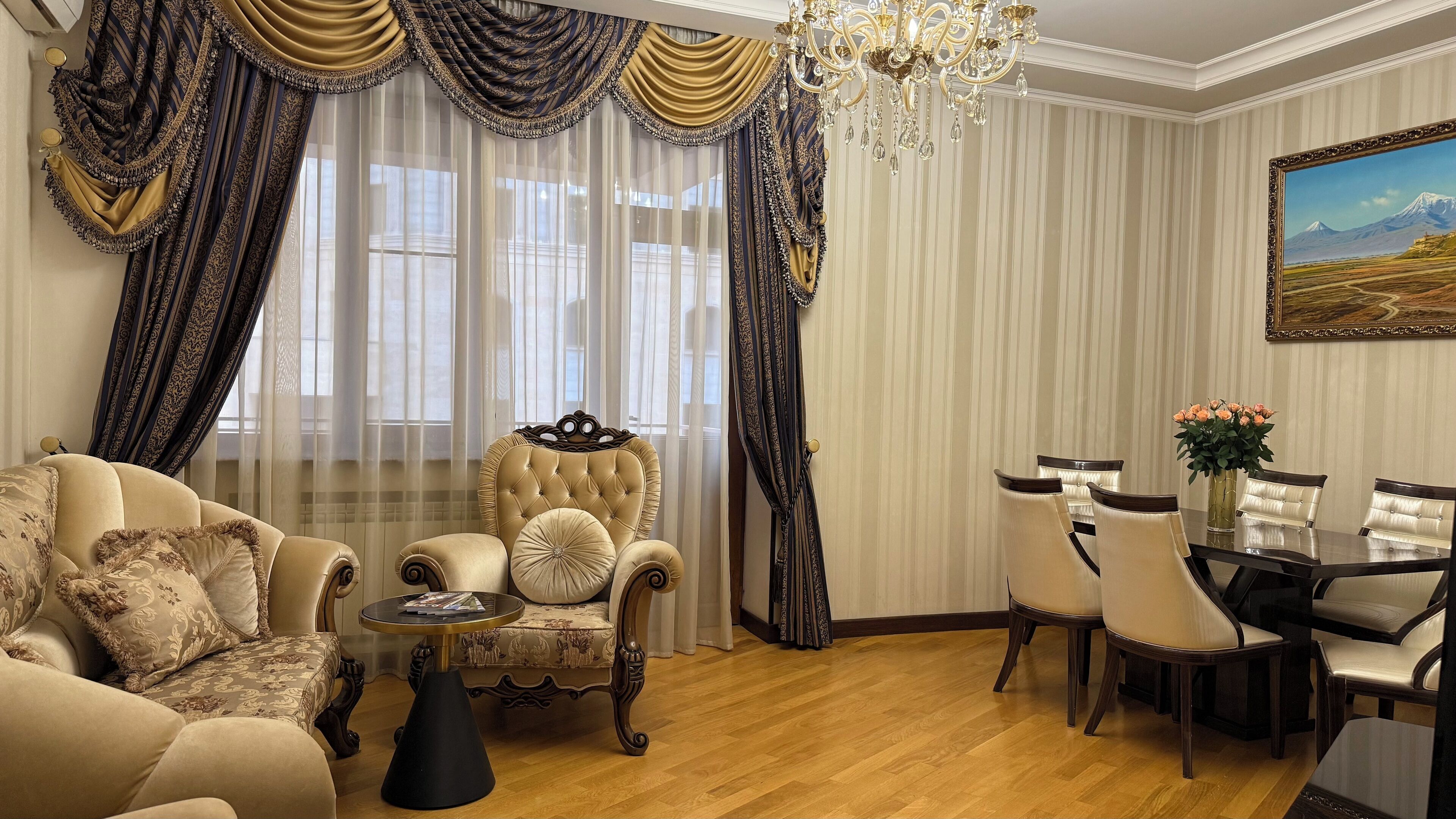 럭셔리 아파트, 발코니, 시내 전망 | 거실 공간 | 케이블 채널 시청이 가능한 80인치 스마트 TV