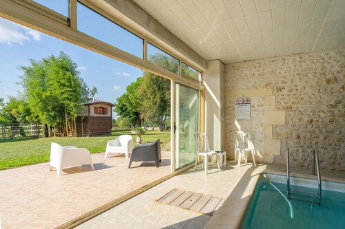 Chambre d'hôte en roulotte de charme, zone naturelle et piscine chauffée