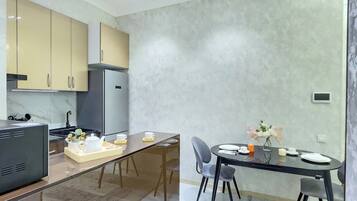 Geladeira, micro-ondas, cooktop, lava-louças