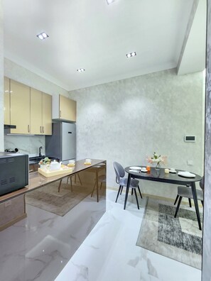 Een koelkast, een microgolfoven, een kookplaat, een vaatwasser