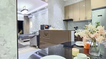 Comfort Apartment, Multiple Beds, Kitchen, City View | Private kitchen | Fridge, microwave, stovetop, dishwasher