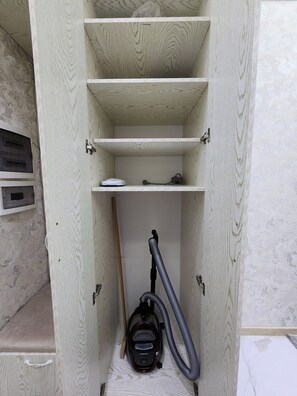 Verduisterende gordijnen, een strijkplank/strijkijzer, gratis wifi