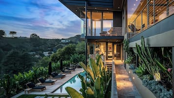 Piscina externa, espreguiçadeiras