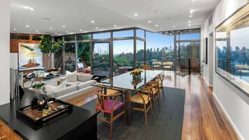 Luxury Villa, Multiple Beds, Pool Access, Mountain View (Waynecrest) | Interior