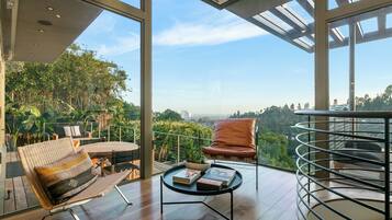 Luxury Villa, Multiple Beds, Pool Access, Mountain View (Waynecrest) | Interior