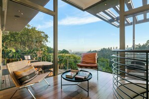 Luxury Villa, Multiple Beds, Pool Access, Mountain View (Waynecrest) | Interior