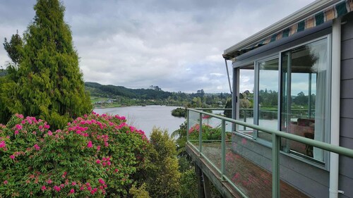The Bach - Holiday house at Lake Rotoiti in the Bay of Plenty. Pet friendly