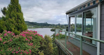 The Bach - Holiday house at Lake Rotoiti in the Bay of Plenty. Pet friendly