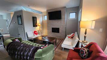 Smart TV, chimenea, reproductor de DVD y estéreo