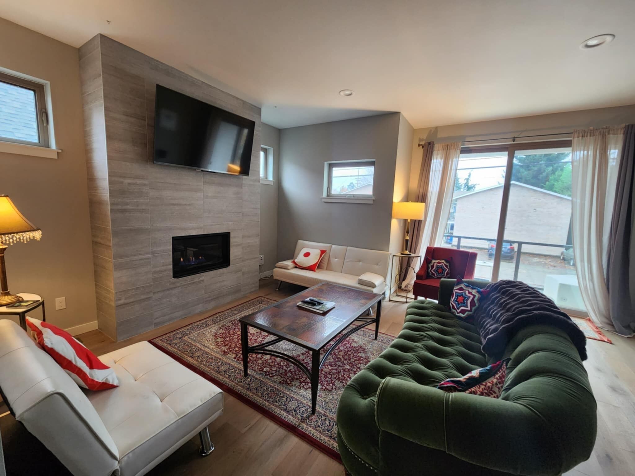 Smart TV, fireplace, DVD player, stereo