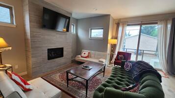 Smart TV, lareira, DVD player, aparelho de som