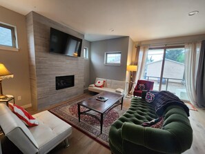 Smart TV, chimenea, reproductor de DVD y estéreo 